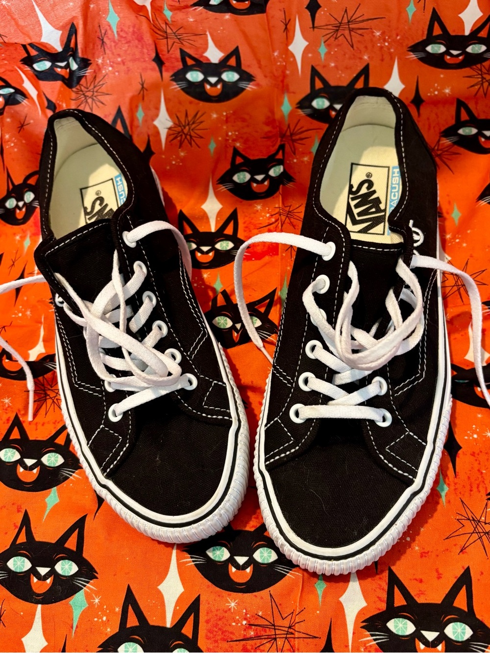 Vans women’s size 9 NWOT Black Canvas Lace-Up Sneakers